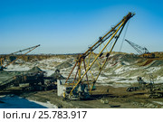 Роторный комплекс и шагающие экскаваторы работают в карьере по добыче марганцевой руды. Стоковое фото, фотограф Роман Румянцев / Фотобанк Лори