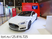Электро автомобиль Тесла (Tesla Model S). Вид спереди. Электрический седан, цвет белая звезда (2015 год). Редакционное фото, фотограф Кекяляйнен Андрей / Фотобанк Лори