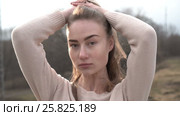 Portrait of Attractive Smiling Caucasian Ethnicity Woman in Urban Environment. Стоковое видео, видеограф Серёга / Фотобанк Лори