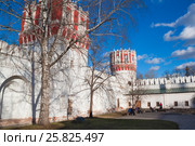 Во дворе  Новодевичьего монастыря (2017 год). Редакционное фото, фотограф Emelinna / Фотобанк Лори