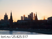 Силуэт Московского Кремля и "Москва-Сити" на фоне заката (2017 год). Редакционное фото, фотограф Emelinna / Фотобанк Лори
