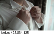 Man buttoning white shirt. Стоковое видео, видеограф Алексей / Фотобанк Лори