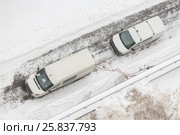 Automobile emergency power service in courtyard of an apartment house, above view. Стоковое фото, фотограф Losevsky Pavel / Фотобанк Лори