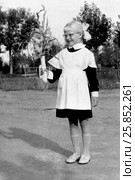 Девочка-первоклассница  в школьной парадной форме с цветами, 1965 год (без ретуши) Стоковое фото, фотограф Ирина Борсученко / Фотобанк Лори