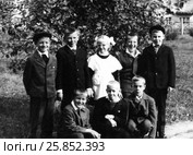Группа младших школьников 1 сентября 1966 года (без ретуши) Редакционное фото, фотограф Ирина Борсученко / Фотобанк Лори