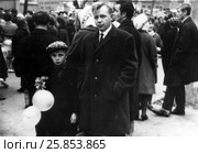 Отец с сыном на первомайской демонстрации, 1968 год (без ретуши) Редакционное фото, фотограф Ирина Борсученко / Фотобанк Лори
