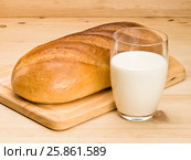 Bread and milk. Стоковое фото, фотограф Андрей Есин / Фотобанк Лори