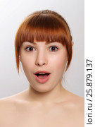 Close-up studio portrait of a young beautiful woman demonstratin. Стоковое фото, фотограф Андрей Сокол / Фотобанк Лори