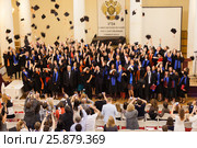 Выпускницы университета в форме получившие дипломы  подбрасывают квадратные шапочки (2012 год). Редакционное фото, фотограф Александр Белов / Фотобанк Лори