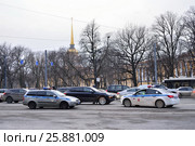 Санкт-Петербург. Автомобили ГИБДД на Дворцовой площади около автомобильной пробки (2017 год). Редакционное фото, фотограф Максим Мицун / Фотобанк Лори