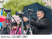 Работа фотографа и видеографа во время празднования Дня народного единства в Волгограде (2016 год). Редакционное фото, фотограф Володина Ольга / Фотобанк Лори