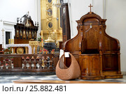Исповедальня и алтарь в кафедральном костеле Святого Креста. Варшава, Польша (2014 год). Стоковое фото, фотограф Ирина Борсученко / Фотобанк Лори