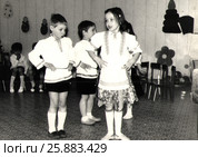 Танец детей на советском утреннике в детском саду. Редакционное фото, фотограф Лобанова Анна / Фотобанк Лори