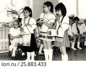 Дети играют на музыкальных инструментах. Редакционное фото, фотограф Лобанова Анна / Фотобанк Лори