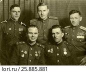 11 ноября 1945 года. Солдаты и офицеры Советской армии. Редакционное фото, фотограф Александр  Буторин / Фотобанк Лори