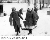 Уборка  территории Института экспериментальной медицины (ИЭМ) во время войны. Ленинград. Редакционное фото, фотограф Ирина Быстрова / Фотобанк Лори
