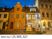 Jauniela street in Riga with building of restaurant 1221 in the historic house of Old Town. Стоковое фото, агентство BE&W Photo / Фотобанк Лори