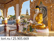 Buddha altar at Kuthodaw Pagoda in Mandalay, Myanmar. Стоковое фото, агентство BE&W Photo / Фотобанк Лори