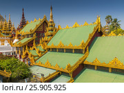 Shwedagon Paya is the most sacred golden buddhist pagoda in Yangon, Myanmar. Стоковое фото, агентство BE&W Photo / Фотобанк Лори
