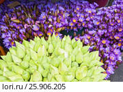 Flowers sold to be used as offerings in front of the Temple of the Tooth Relic in Kandy, Sri Lanka. Стоковое фото, агентство BE&W Photo / Фотобанк Лори