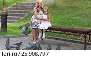 Pregnant mother and daughter feed pigeons in summer park. Стоковое видео, видеограф Светлана Додух / Фотобанк Лори