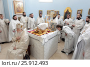 Великое освящение Казанского храма села Глебово, Истринского района. Люди на литургии (2017 год). Редакционное фото, фотограф Дмитрий Неумоин / Фотобанк Лори