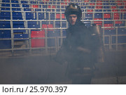 Сотрудник МЧС в полной экипировке принимает участие в плановых учениях по тушению условного пожара на футбольном стадионе "ВЭБ Арена" в городе Москве, Россия (2017 год). Редакционное фото, фотограф Николай Винокуров / Фотобанк Лори