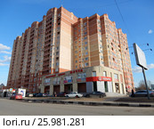 Торговый центр «Мечта». Разноэтажный (от 13 до 17) восьмиподъездный жилой дом, построен в 2012 году. Школьная, улица, 38. Город Электроугли. Ногинский район. Московская область (2017 год). Редакционное фото, фотограф lana1501 / Фотобанк Лори