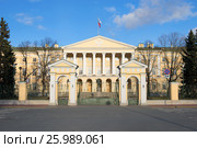Вид на старинное здание Смольного института (резиденцию губернатора Санкт-Петербурга) солнечным апрельским днем (2017 год). Стоковое фото, фотограф Виктор Карасев / Фотобанк Лори