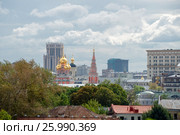 Вид на Замоскворечье и церковь Священномученика Климента Папы Римского на Пятницкой, Москва (2016 год). Редакционное фото, фотограф Pukhov K / Фотобанк Лори