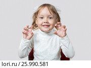 Маленькая девочка хочет напугать. Стоковое фото, фотограф Алексей Кокорин / Фотобанк Лори