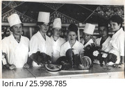 Продавцы на рабочем месте в овощном отделе магазина, 1960-е годы. Редакционное фото, фотограф Retro / Фотобанк Лори