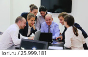 Team discussing business project during coffee break in office. Стоковое видео, видеограф Яков Филимонов / Фотобанк Лори