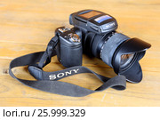 Удачный фотоаппарат Sony DSC-R1 Cyber-shot на столе (2017 год). Редакционное фото, фотограф Анатолий Матвейчук / Фотобанк Лори