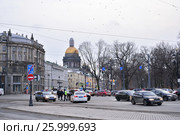 Инспектор ДПС общается с водителем на Дворцовой площади в Санкт-Петербурге около автомобильной пробки (2017 год). Редакционное фото, фотограф Максим Мицун / Фотобанк Лори