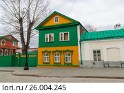 Kazan, Russia - March 28.2017. Ancient wooden house in Staro-Tatar Sloboda, pedestrian street Kayum Nasiry. Редакционное фото, фотограф Володина Ольга / Фотобанк Лори