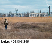 Fisherman with a backpack goes on the field. Стоковое фото, фотограф Andrey Ganysh / Фотобанк Лори