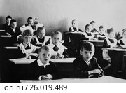 Советские дети сидят за партами в школьном классе. 1970 год. (2017 год). Редакционное фото, фотограф Светлана Попова / Фотобанк Лори