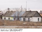 Один частный дом на несколько хозяев. Ветхое жильё, недвижимость на несколько собственников.. Стоковое фото, фотограф Нина Карымова / Фотобанк Лори