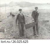 1980-е годы. Военнослужащие на уборке картошки. Редакционное фото, фотограф Retro / Фотобанк Лори