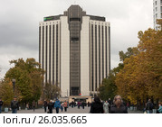 Москва. Гостиница Holiday Inn у станции метро "Сокольники". Осенний день (2013 год). Редакционное фото, фотограф Наталья Николаева / Фотобанк Лори