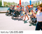 Молодые семьи с колясками в рядах праздничного шествия в День Победы в Колпино. Редакционное фото, фотограф Николай Лемешев / Фотобанк Лори
