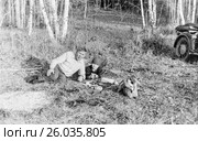 Дед с внуком лежат на поляне в лесу. 1983 год. (2017 год). Редакционное фото, фотограф Светлана Попова / Фотобанк Лори
