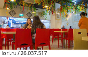 Rotating timelapse of Chinatown foodcourt in Singapore. Редакционное видео, видеограф Кирилл Трифонов / Фотобанк Лори