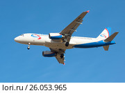 Пролетающий над головой самолет Airbus A320 (VP-BDL) авиакомпании "Ural airlines" (2017 год). Редакционное фото, фотограф Виктор Карасев / Фотобанк Лори