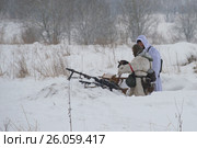 Немецкие пулеметчики периода Второй мировой войны занимают позицию. Фрагмент военно-исторической реконструкции боев по снятию блокады Ленинграда. Красное Село (2017 год). Редакционное фото, фотограф Виктор Карасев / Фотобанк Лори