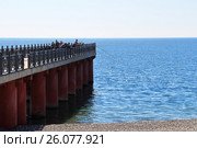 Рыбалка на удочку с пирса в Адлере (2017 год). Редакционное фото, фотограф Александр Степанов / Фотобанк Лори