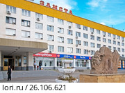 Гостиница "Элиста" и скульптура "Лу". Элиста. Калмыкия (2008 год). Редакционное фото, фотограф Румянцева Наталия / Фотобанк Лори