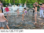 Дети в фонтане-шутихе в Петергофе. Санкт-Петербург, Россия (2012 год). Редакционное фото, фотограф Ирина Быстрова / Фотобанк Лори