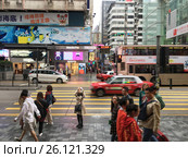 Tourists in Hong Kong streets (2017 год). Редакционное фото, фотограф Александр Подшивалов / Фотобанк Лори